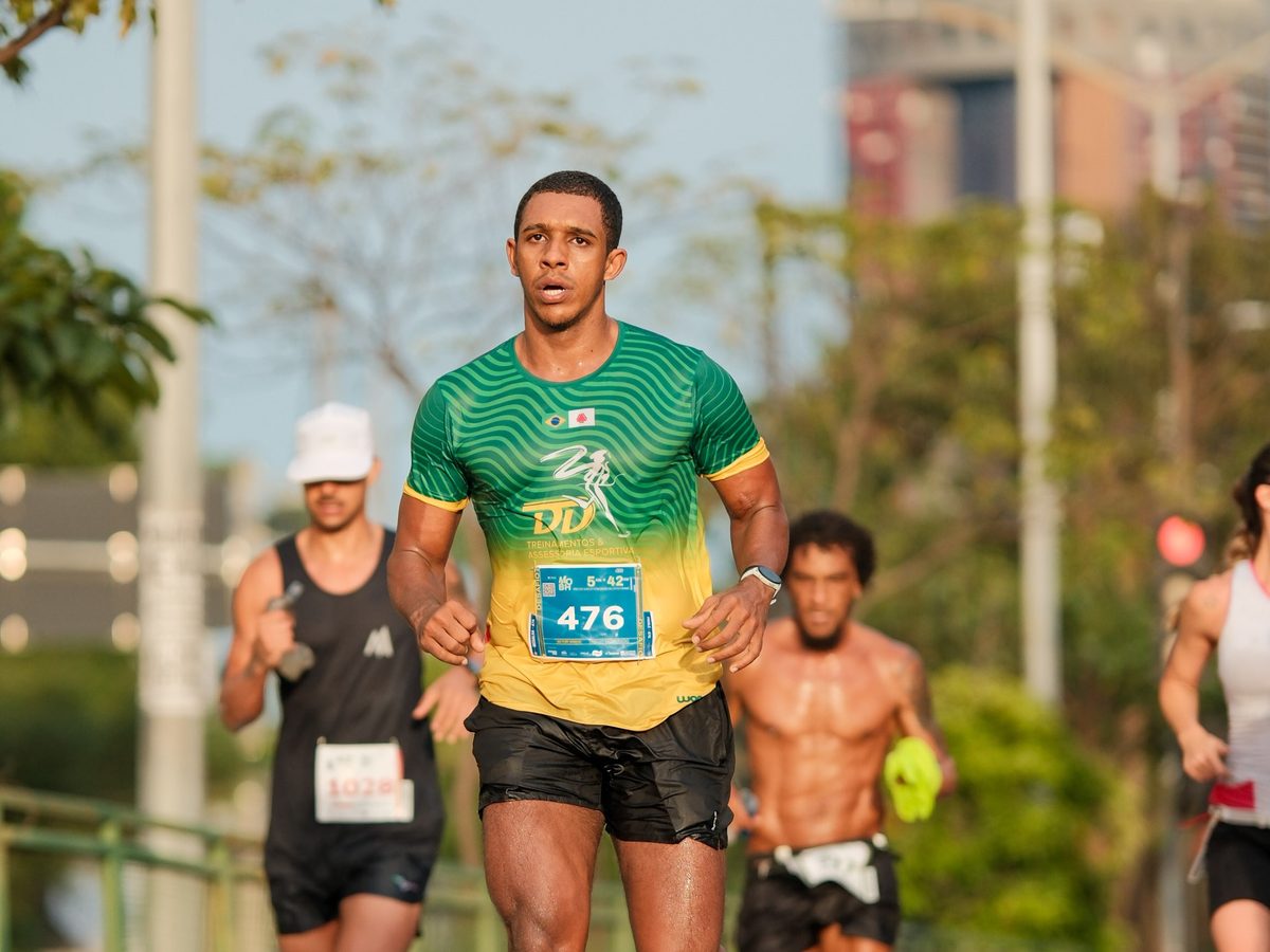 Atleta da DD Treinamento correndo em prova de rua